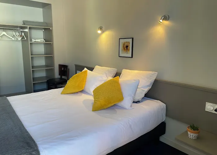 فندق Logis Castel De Mirambel لورد