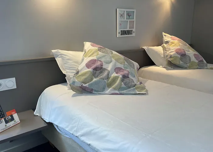 فندق Logis Castel De Mirambel