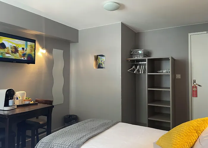 فندق Logis Castel De Mirambel لورد