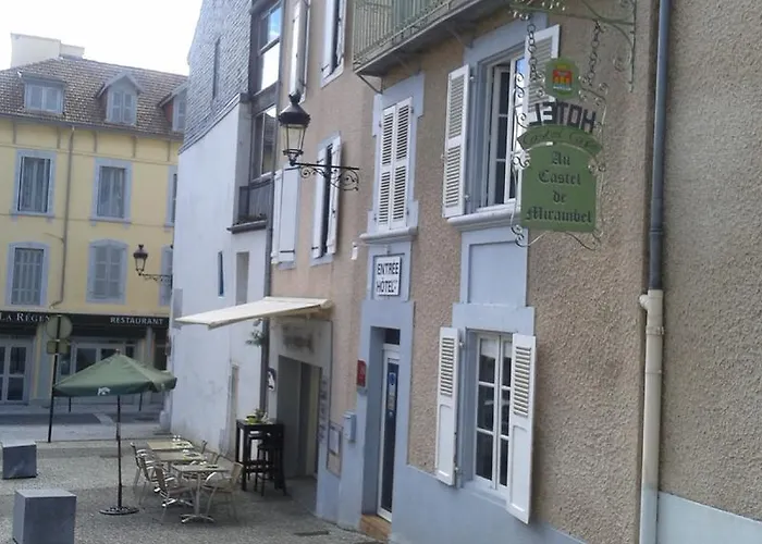 Logis Castel De Mirambel لورد