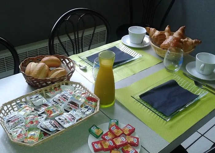 فندق Logis Castel De Mirambel لورد