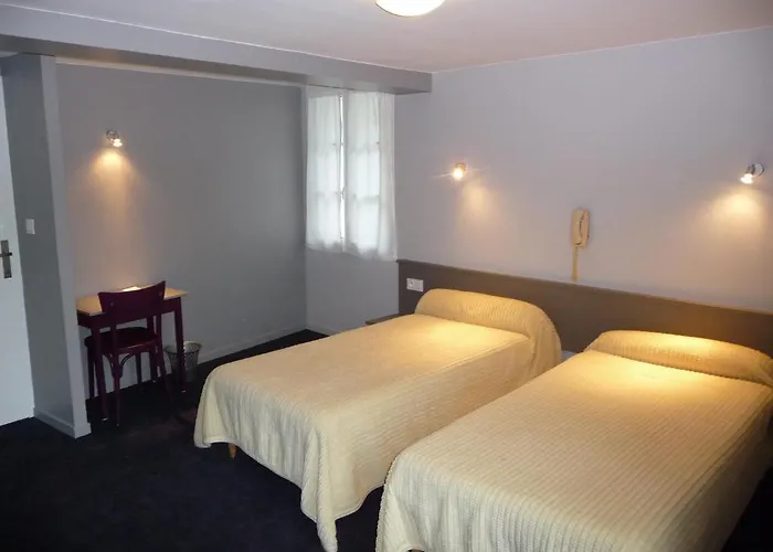 Logis Castel De Mirambel فندق