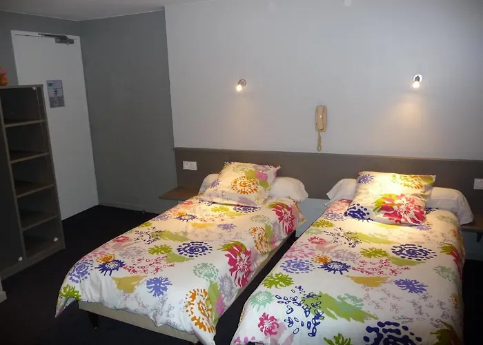 Logis Castel De Mirambel فندق