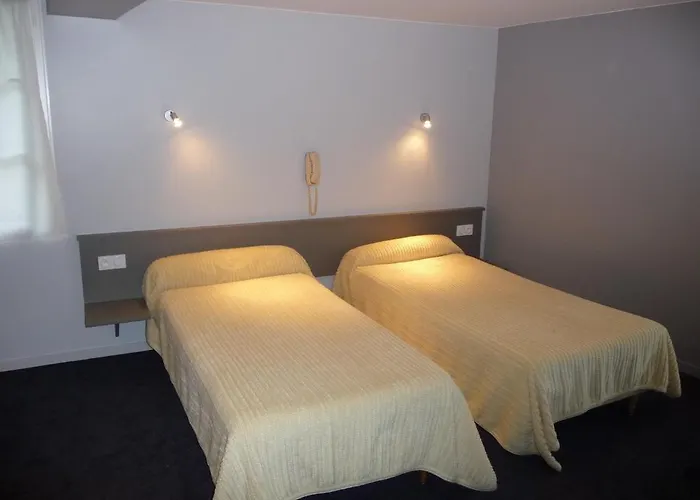 Logis Castel De Mirambel 3* لورد