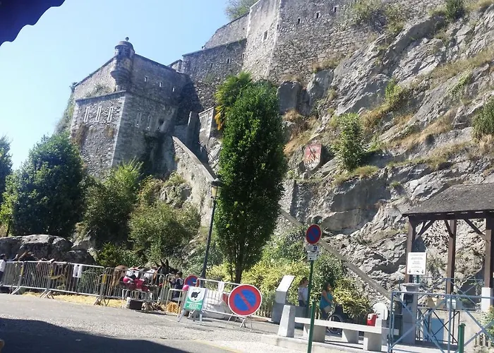 Logis Castel De Mirambel 3* لورد