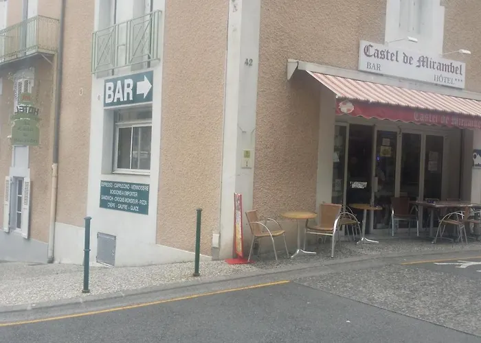 Logis Castel De Mirambel لورد