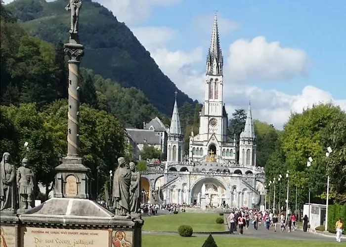 Logis Castel De Mirambel 3* لورد