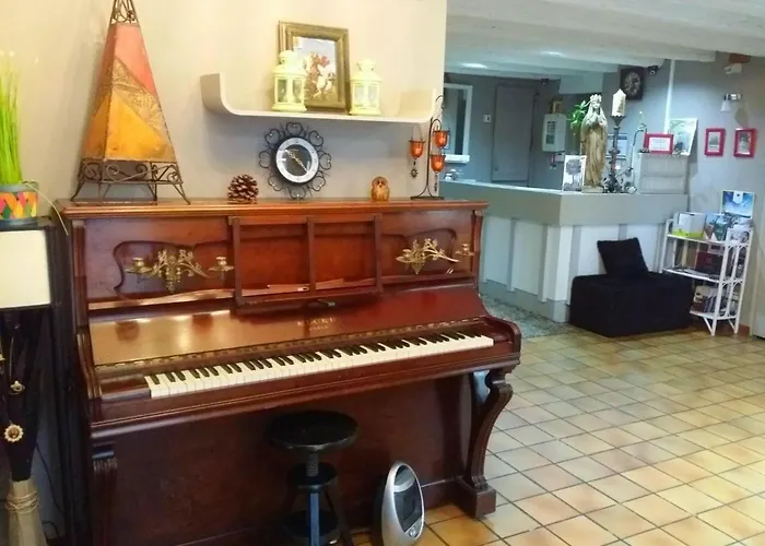 Logis Castel De Mirambel 3* لورد