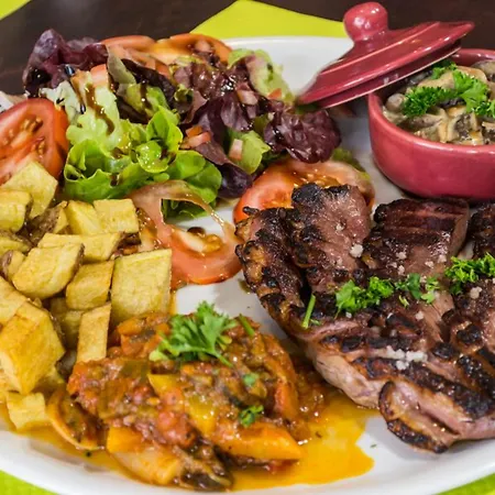 Hotel Logis Castel De Mirambel