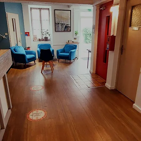 Logis Castel De Mirambel 3*