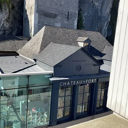 Logis Castel De Mirambel 3*