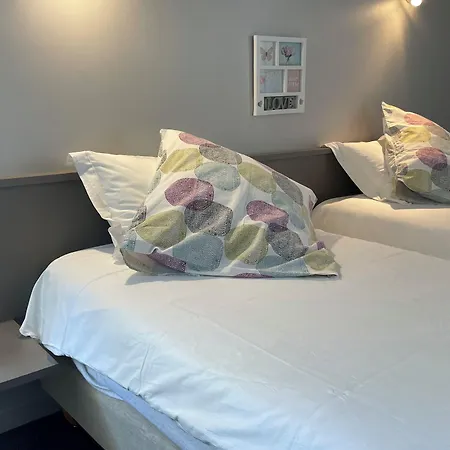 Hotel Logis Castel De Mirambel