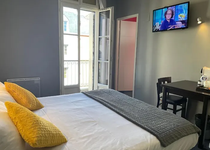 Logis Castel De Mirambel 호텔