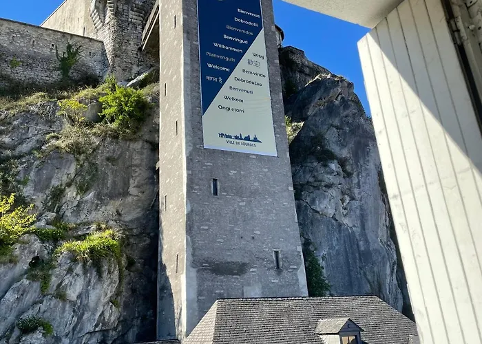 Logis Castel De Mirambel 3*