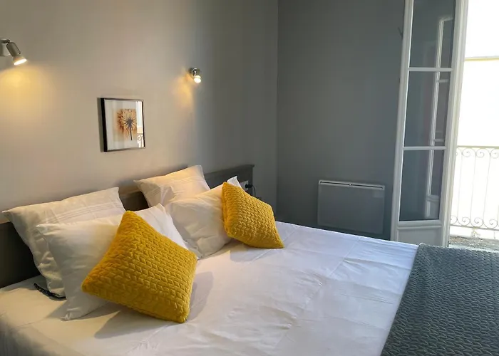 Logis Castel De Mirambel 호텔 3*