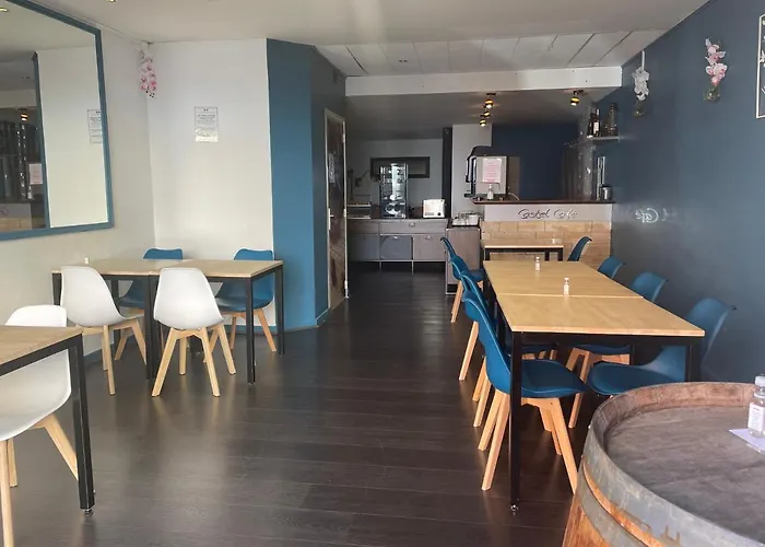 Logis Castel De Mirambel 3*