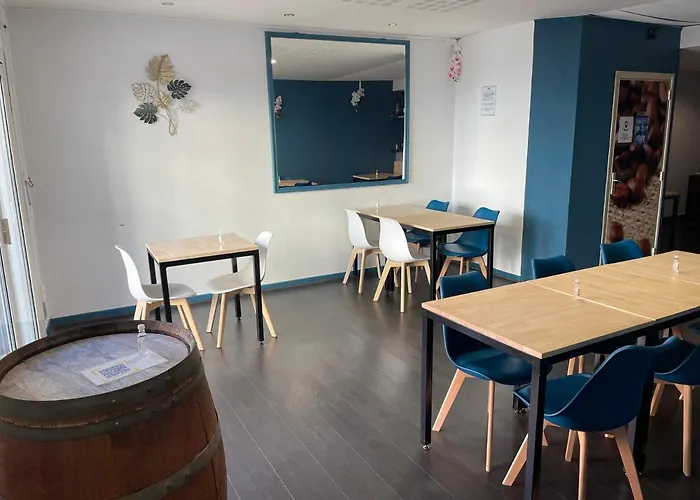 Logis Castel De Mirambel 호텔